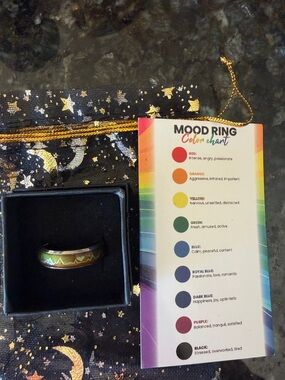 Mood Ring Color-Changing Ring — Green/Gold Accent